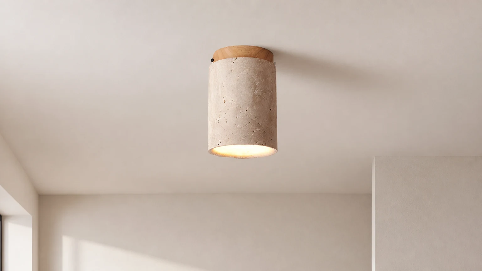 Marmurowa Trawertynowa Kolumnowa Lampa Sufitowa M510 zamontowana w ciepłym wnętrzu