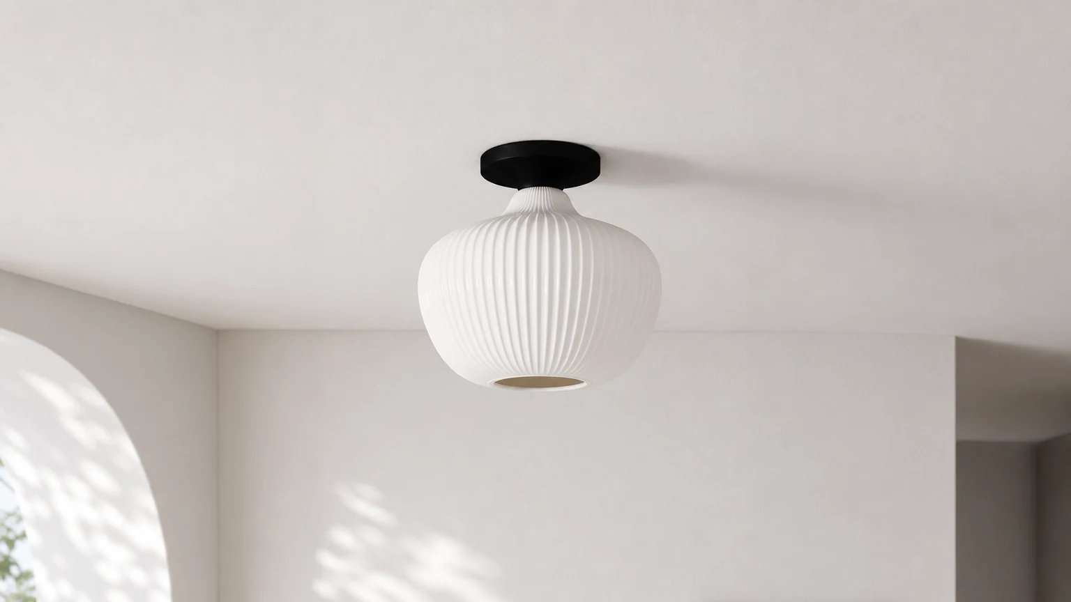 Lampa sufitowa Rivrona do montażu podtynkowego ze szkła żebrowanego, zainstalowana w ciepłym wnętrzu