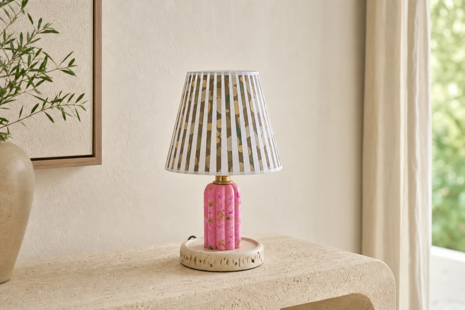 Lampa stołowa Ollie Flowers D22 stylizowana na scenę wnętrza domu