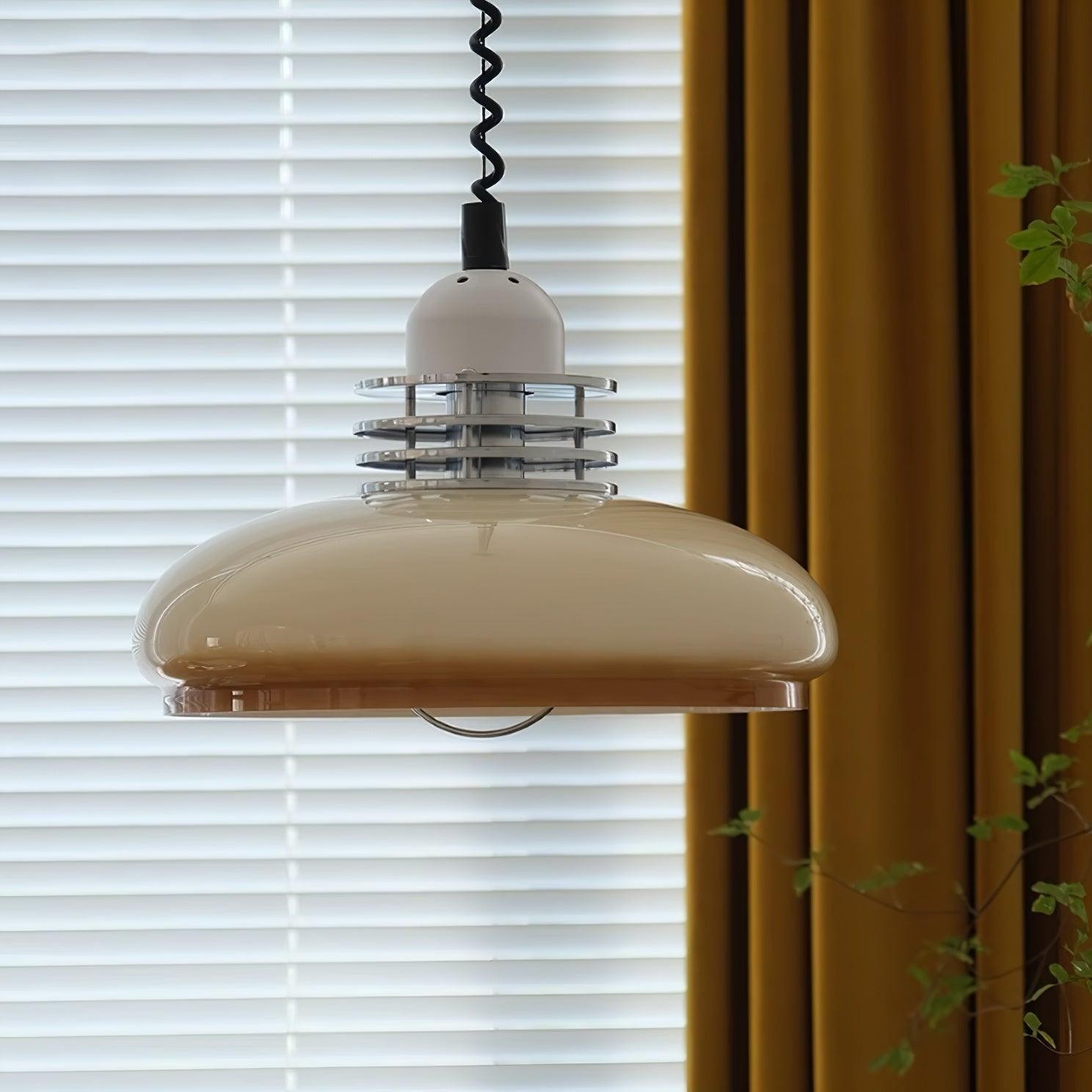 Wyraźna podświetlana lampa wisząca umieszczona przed żaluzjami