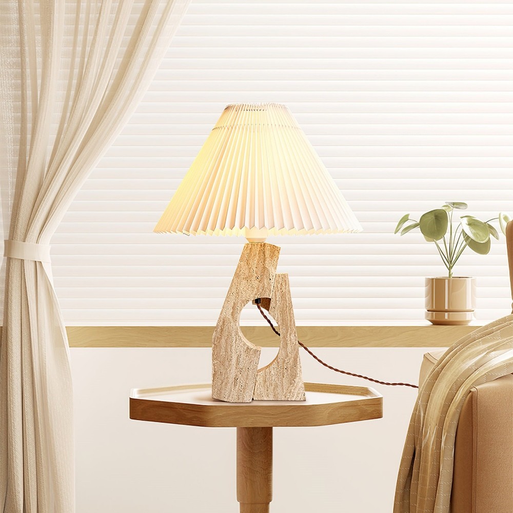 Lampa na okrągłym stole w pobliżu okna i zasłony