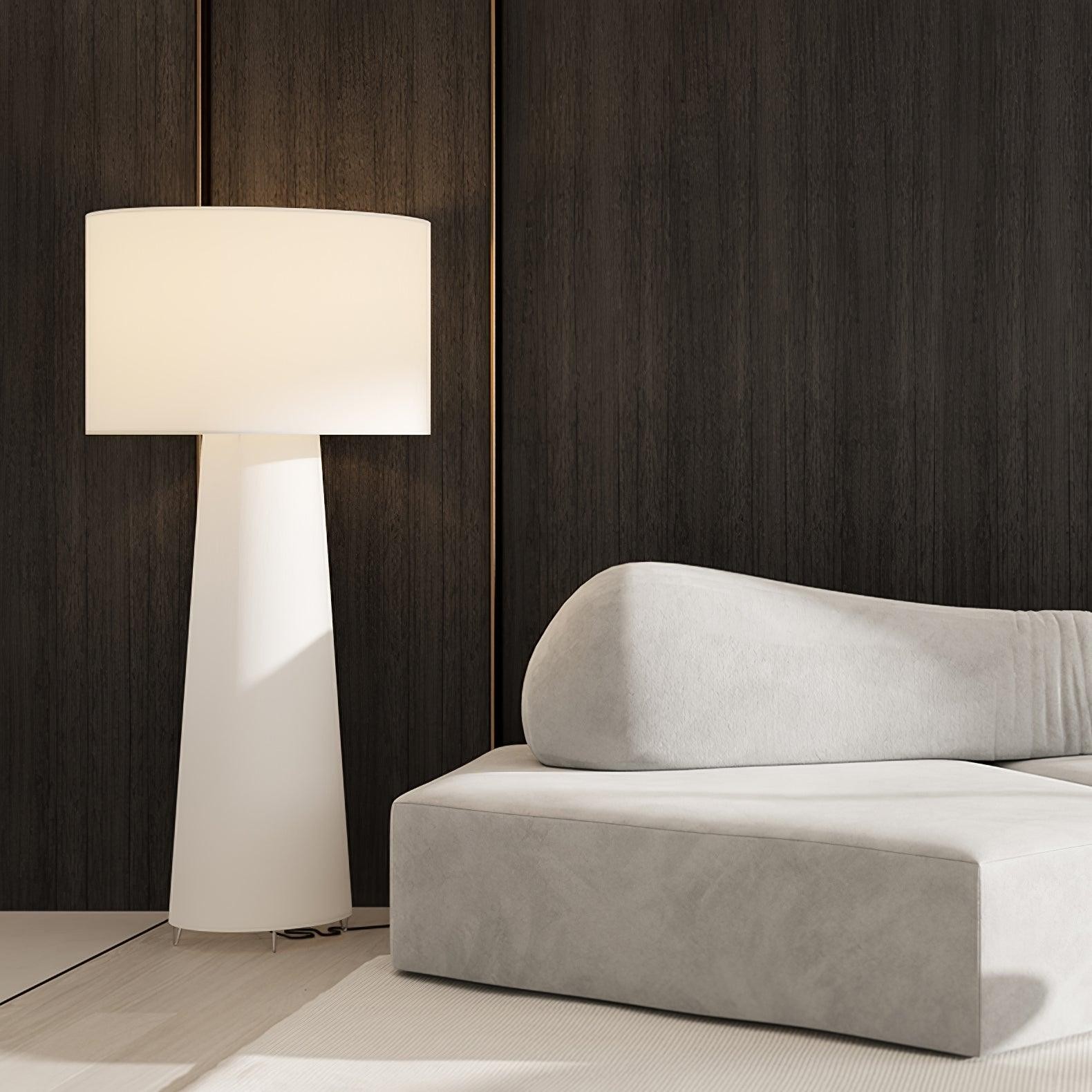 Lampa podłogowa M76 na ciemnej ścianie salonu