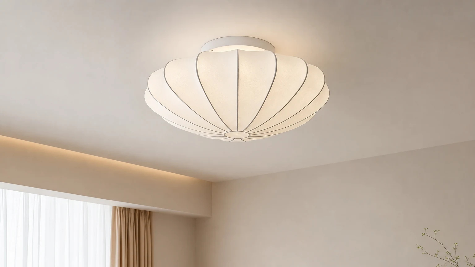 Lampa sufitowa Shell Bubble M348 zainstalowana w delikatnej scenie sypialni