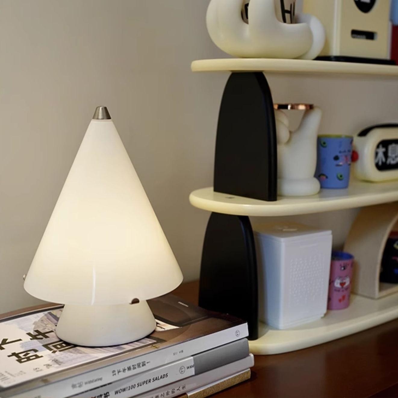 Lampa M46 eksponowana przy półkach na książkach