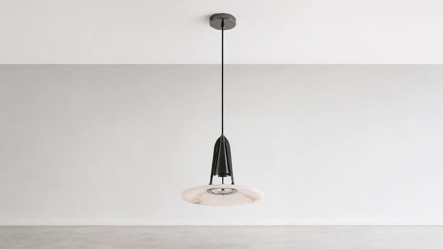 Lampa wisząca Aragon Alabaster D391 pokazana w ciepłej scenerii wnętrza