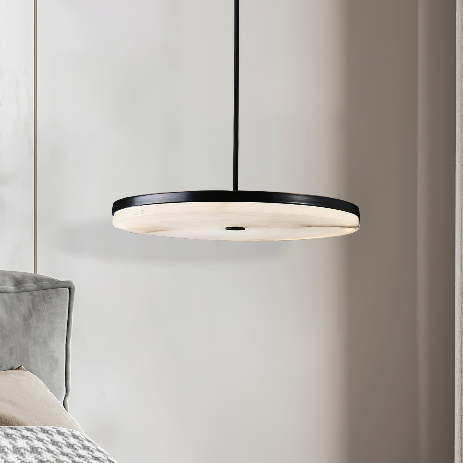Lampa wisząca Wyatt zainstalowana w pomieszczeniu o bliskim stylu życia