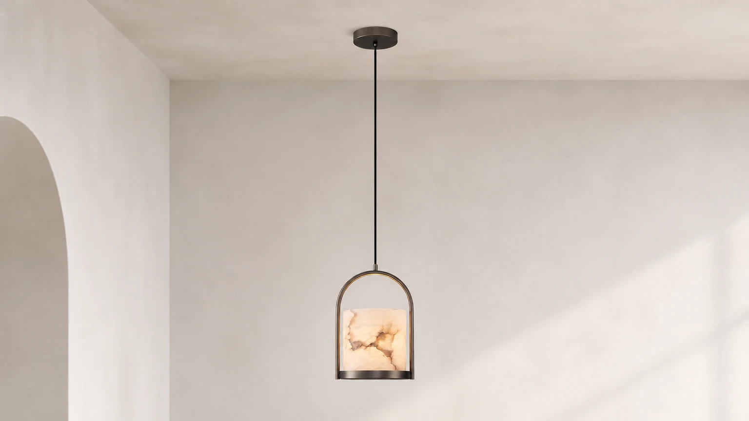 Lampa wisząca Cortland Alabaster D434 eksponowana w pomieszczeniu