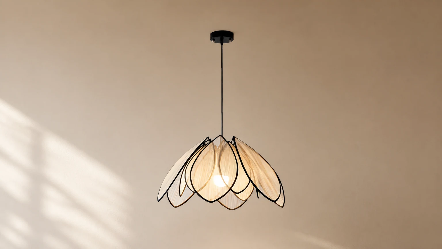 Lampa wisząca Petaline Veil D331 w ciepłej scenerii wnętrza