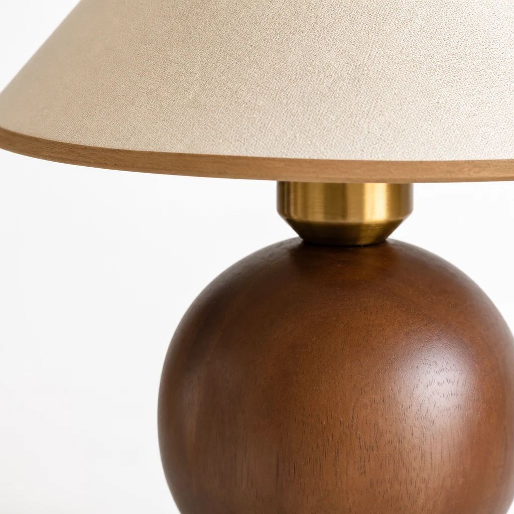 Zbliżenie klosza i wykończenia materiału lampy stołowej Linen Ambient S71