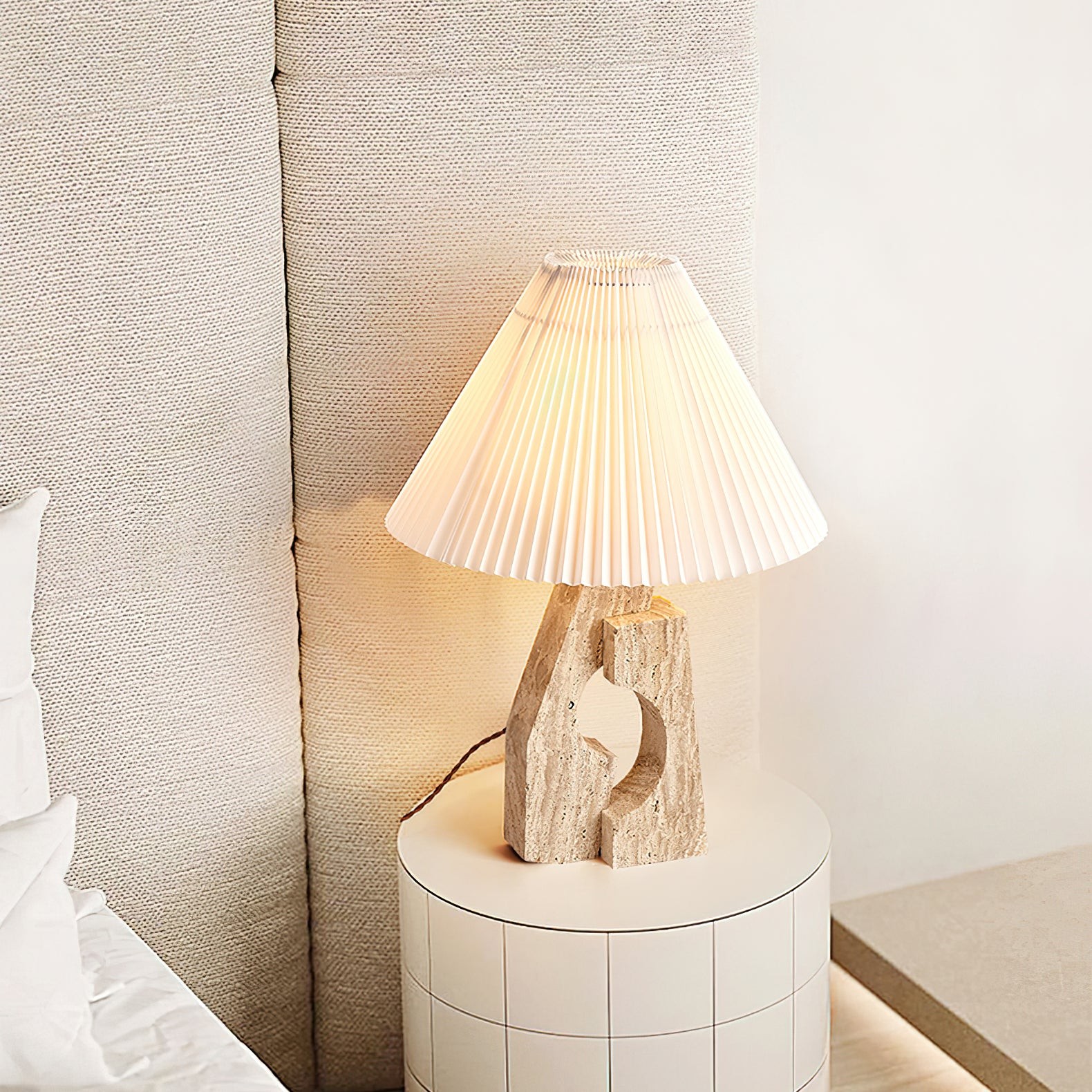 Lampa stołowa z kamiennym filarem na małym stoliku nocnym
