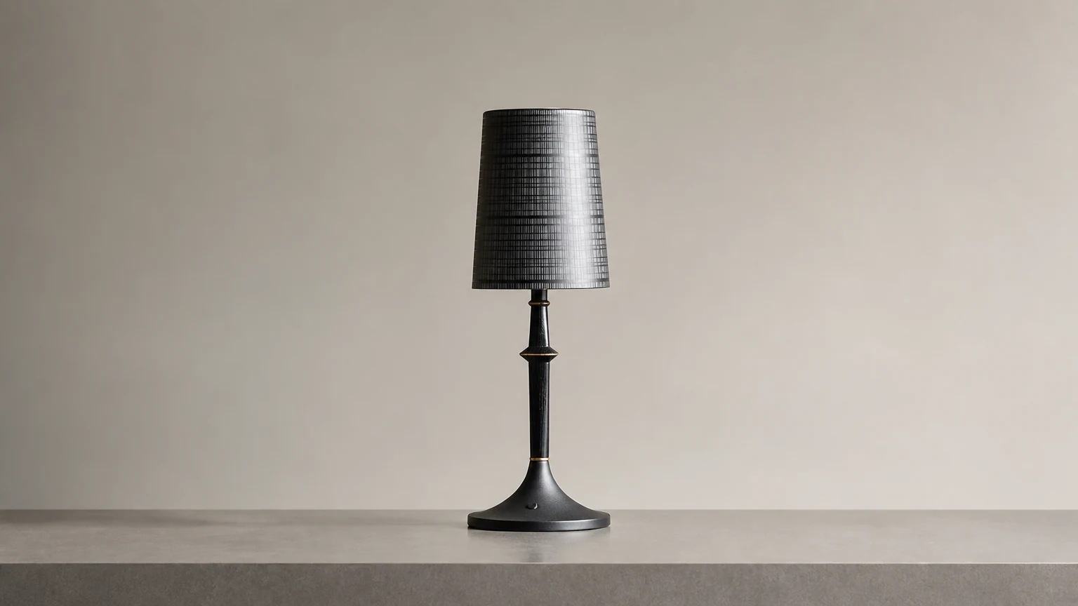 Lampa stołowa Devon Black D709 w ciepłej scenerii wnętrza