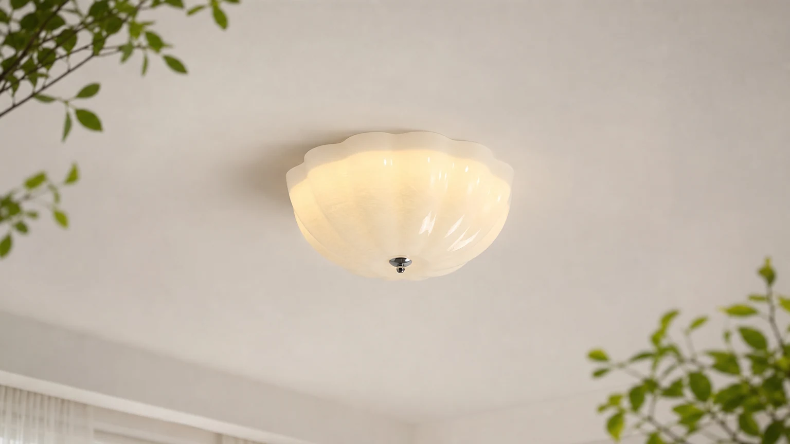 Szklana lampa sufitowa w kształcie galaretki w ciepłej scenerii wnętrza