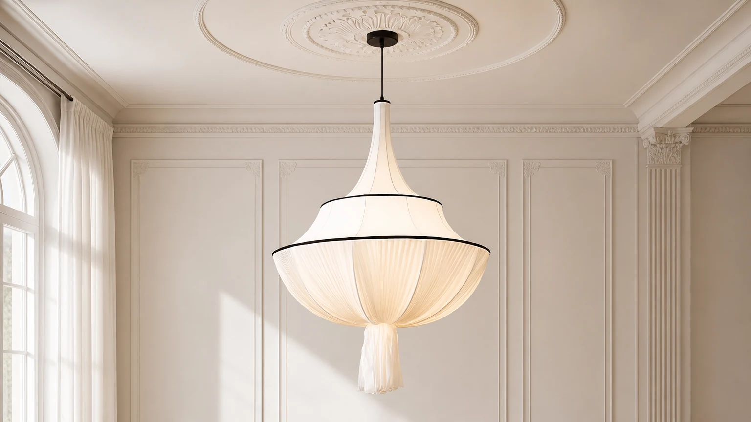 Dekoracyjna lampa wisząca Fabric Art M358 w ciepłej scenerii wnętrza