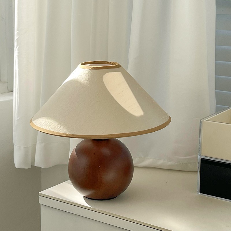 Lniana lampa stołowa Ambient S71 w jasnym otoczeniu oświetlonym oknem