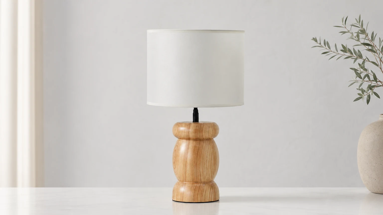 Lampa stołowa Pebble Wood D447 w ciepłej oprawie wnętrza