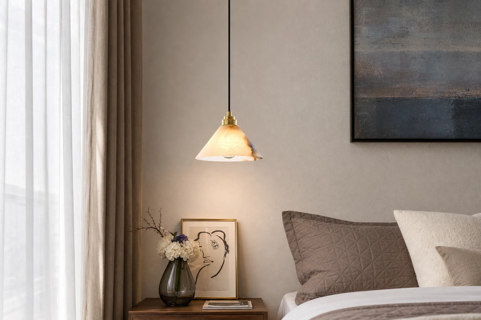 Stożkowa mosiężna alabastrowa lampa wisząca D425 pokazana w scenie pokoju lifestylowego