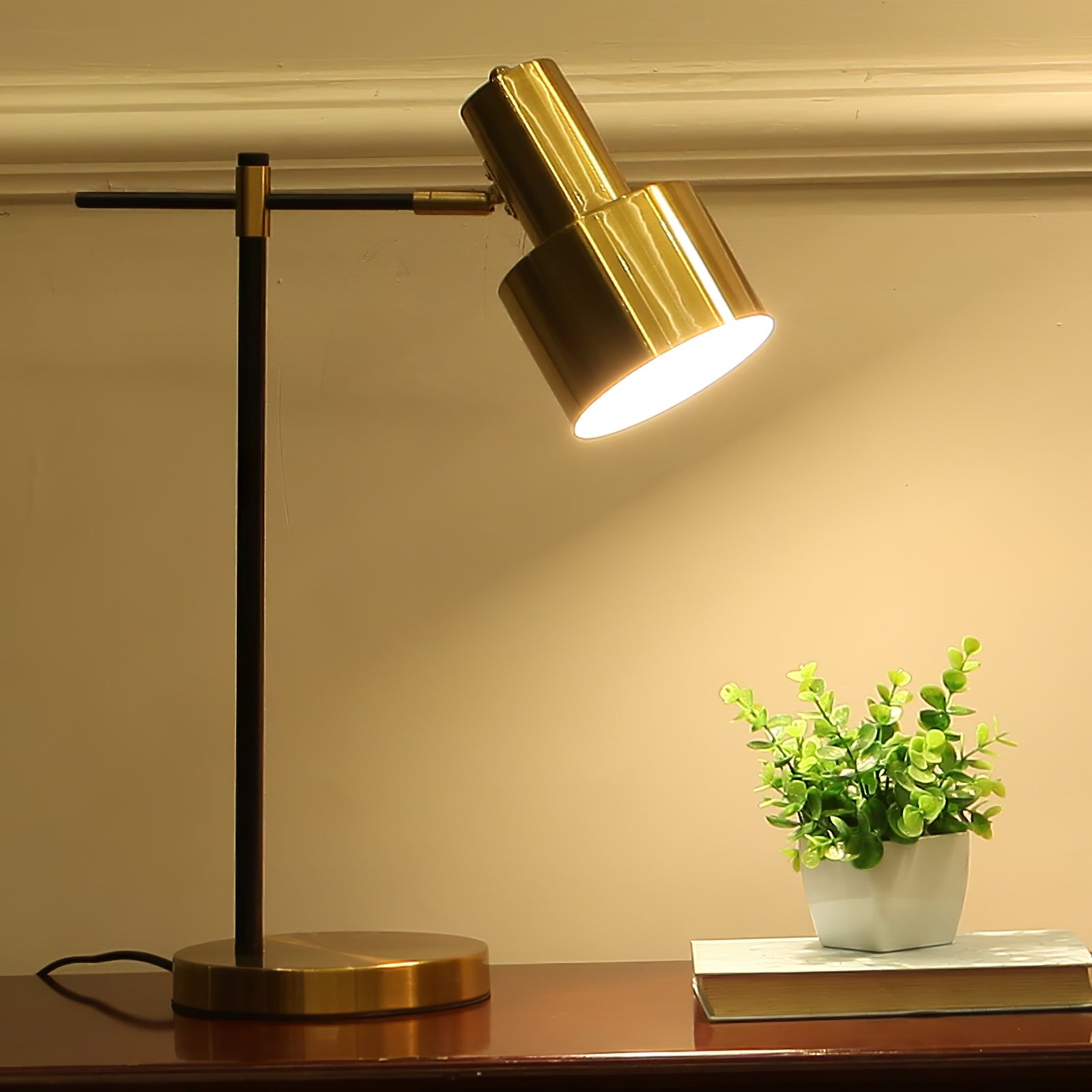 Metal Minimalist Art Deco Table Lamp M544