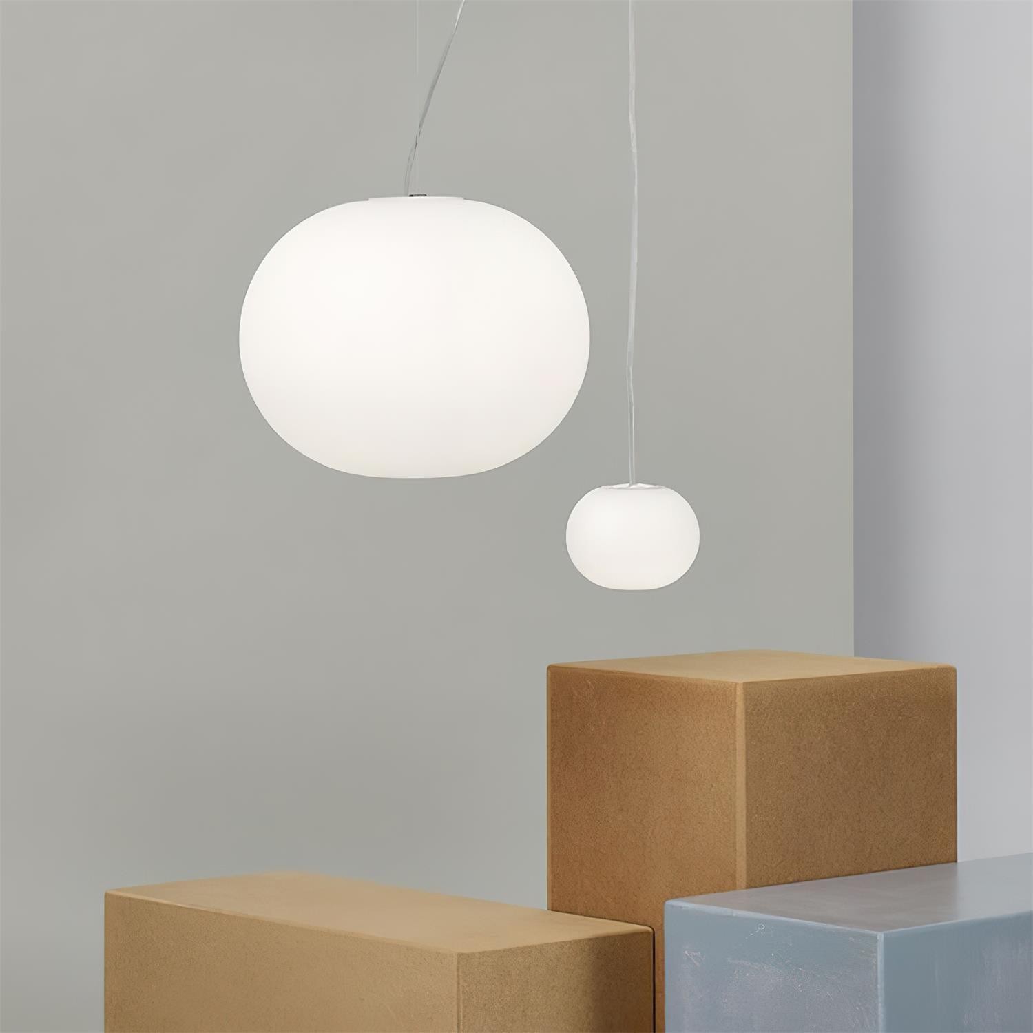 Minimalna scena pokoju z dwiema kulistymi lampami wiszącymi