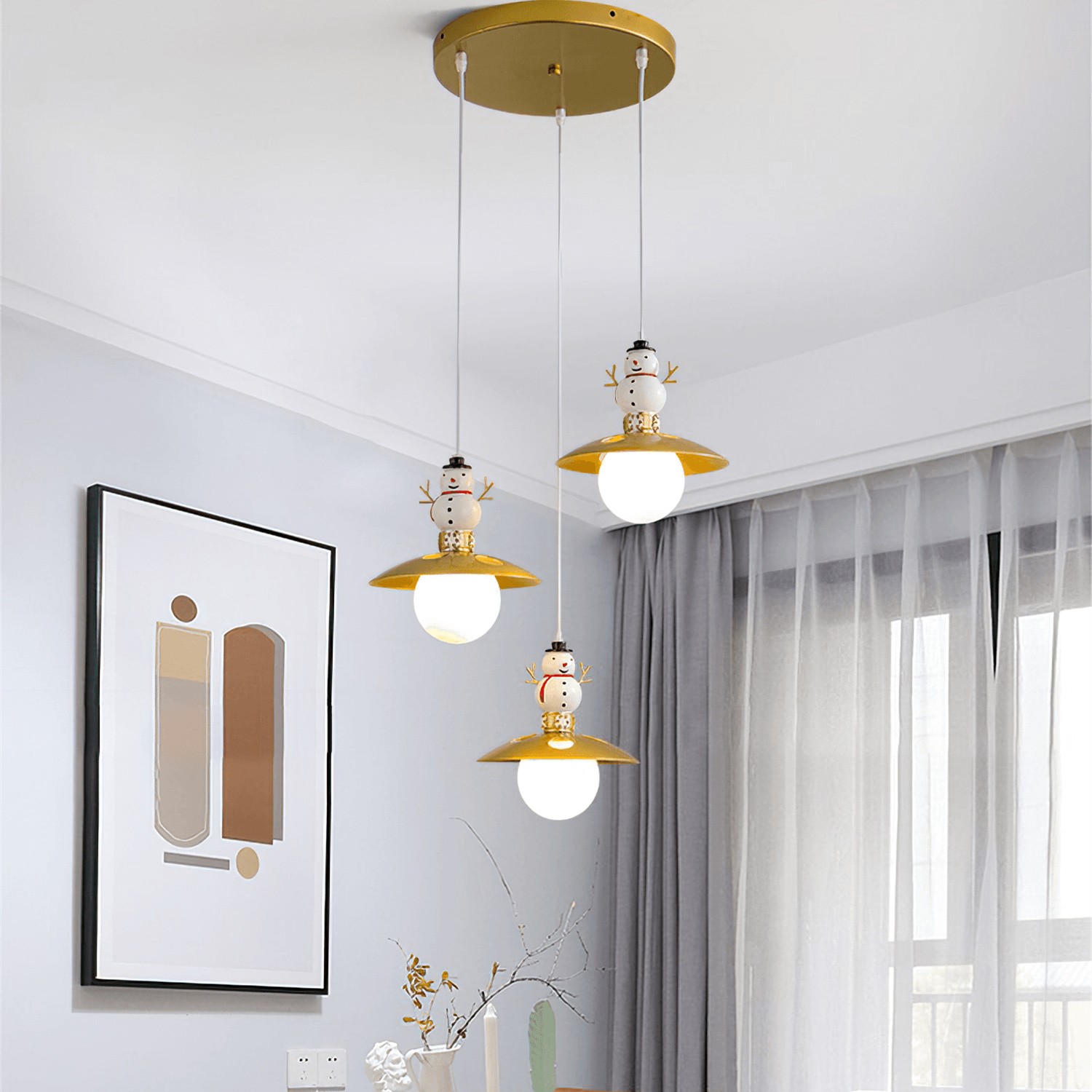 Trzy kolorowe lampy wiszące w jasnym pokoju