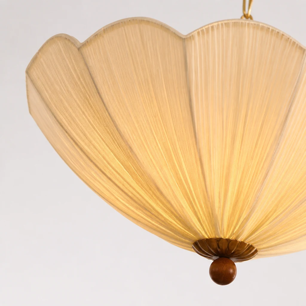 Zbliżenie na klosz i wykończenie lampy wiszącej Seralune