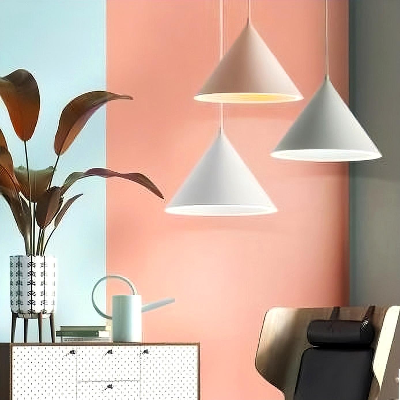Lampy wiszące MINK w umeblowanym pokoju lifestylowym