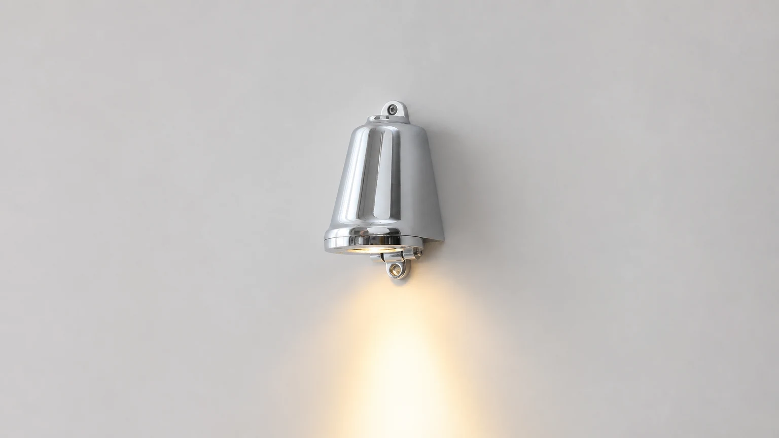 Lampa ścienna Maszt D635 zainstalowana jako kompaktowy kinkiet