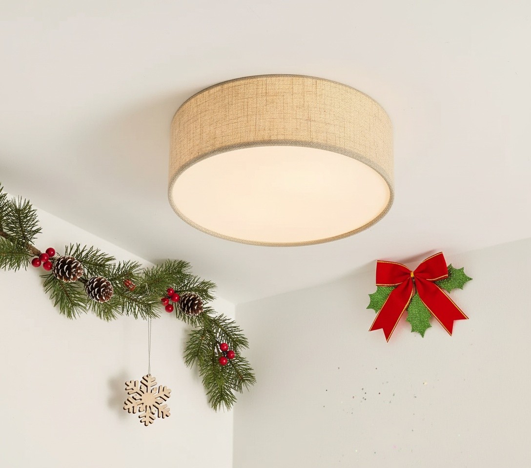 Plafonnier cylindrique en lin Dumora installé dans un coin de pièce décorée