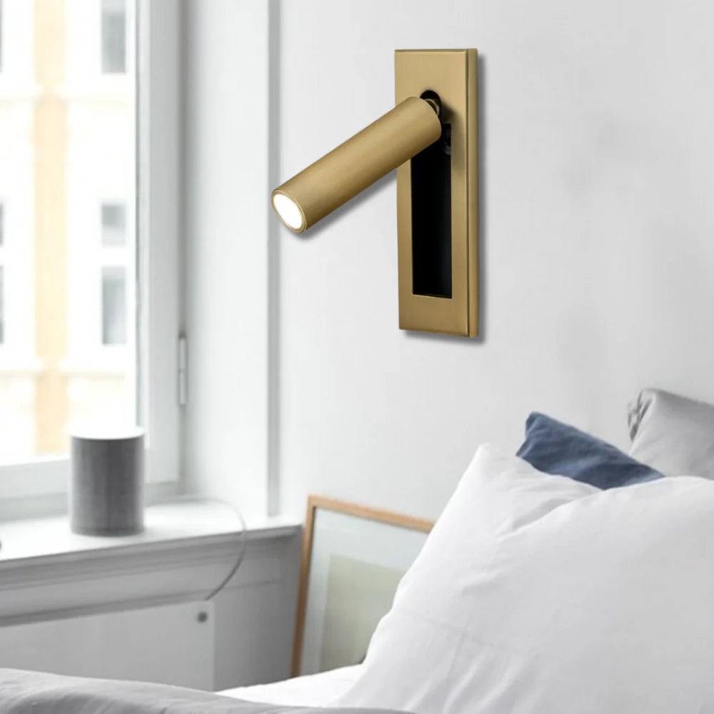 Aplique de pared Gold D790 sobre una cama