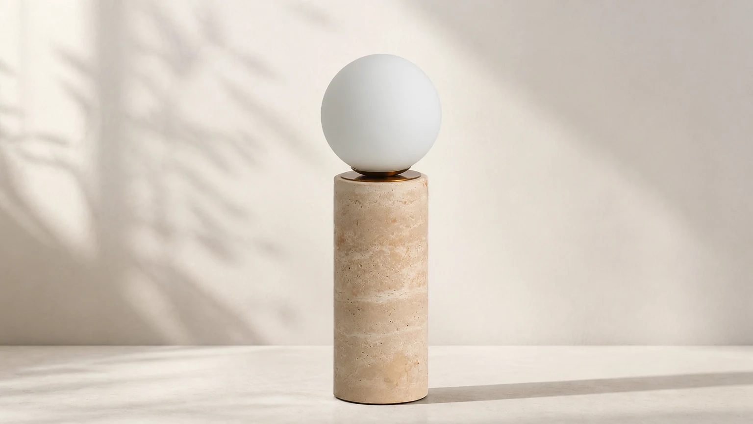 Lampa stołowa Core Travertine D645 pokazana w ciepłej scenie wnętrza