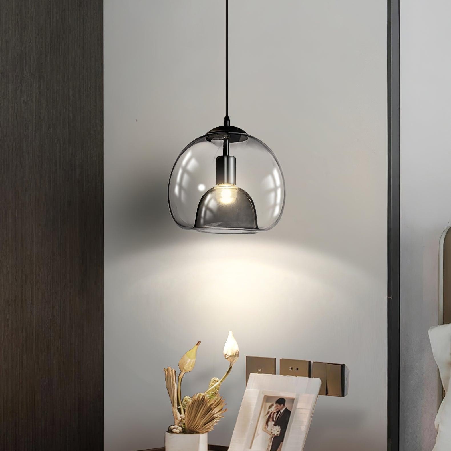 Lampa wisząca Pearl Essence nad małym stołem