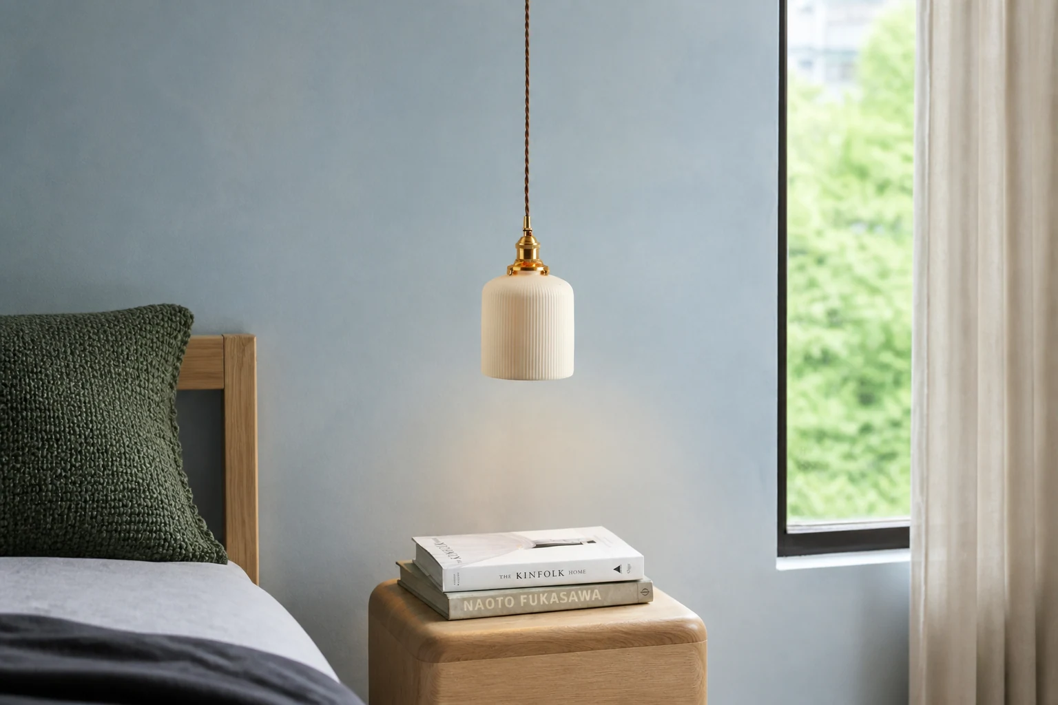 Lampada a sospensione in ceramica a righe in una scena di arredamento d'interni.