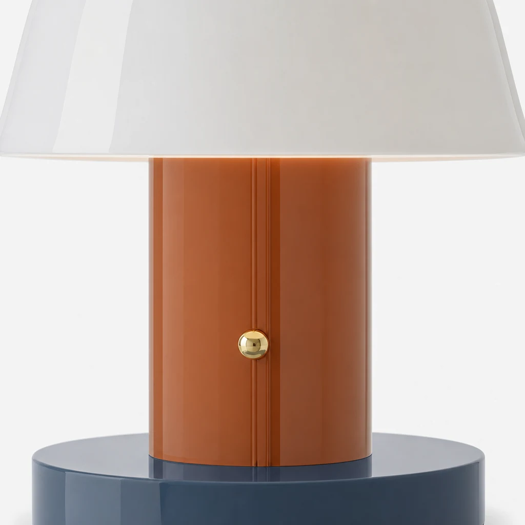 Nærbilde av den minimalistiske sopp-bordlampen uten ledning i M44-finish