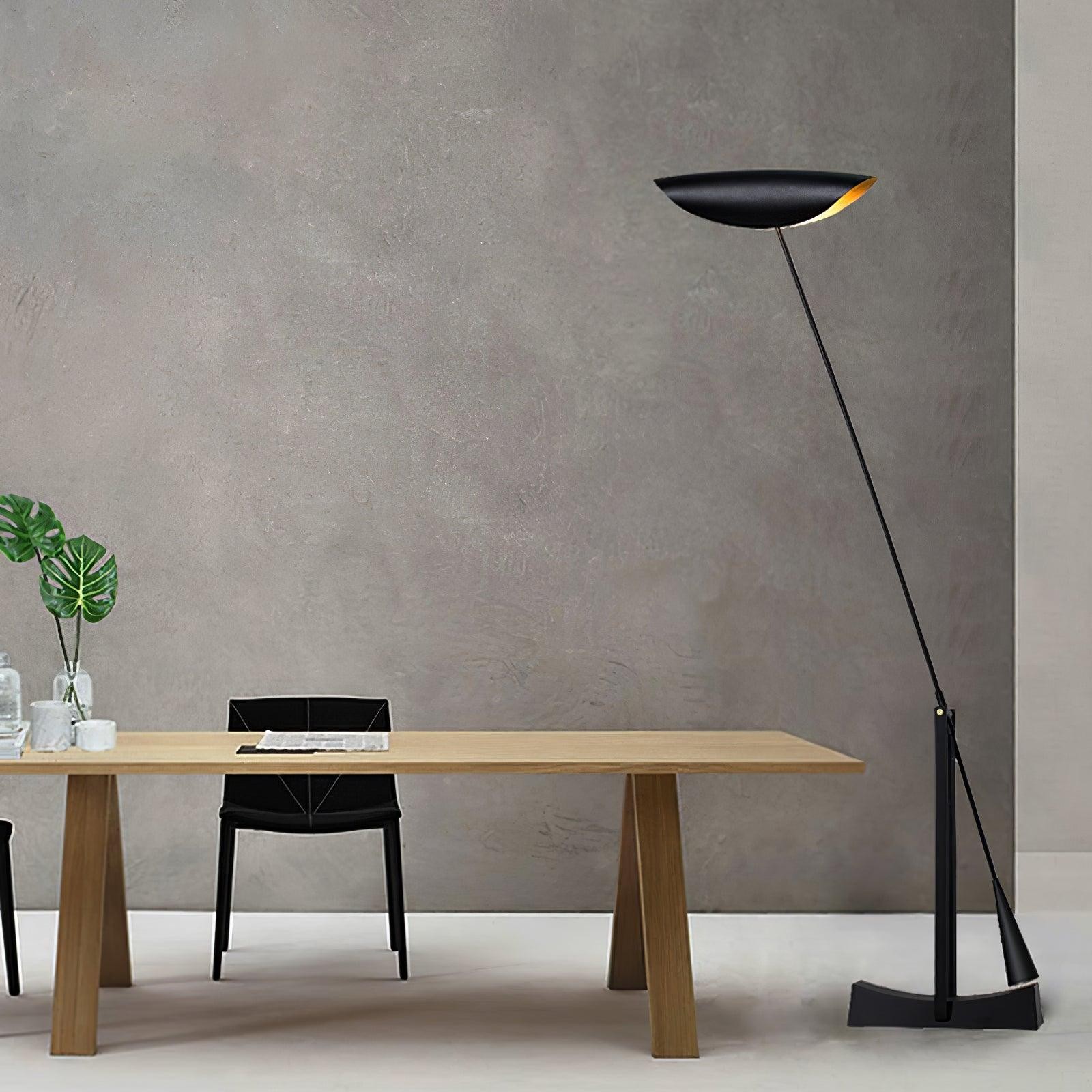 Lampa podłogowa w minimalistycznym pokoju ze stołem i krzesłem