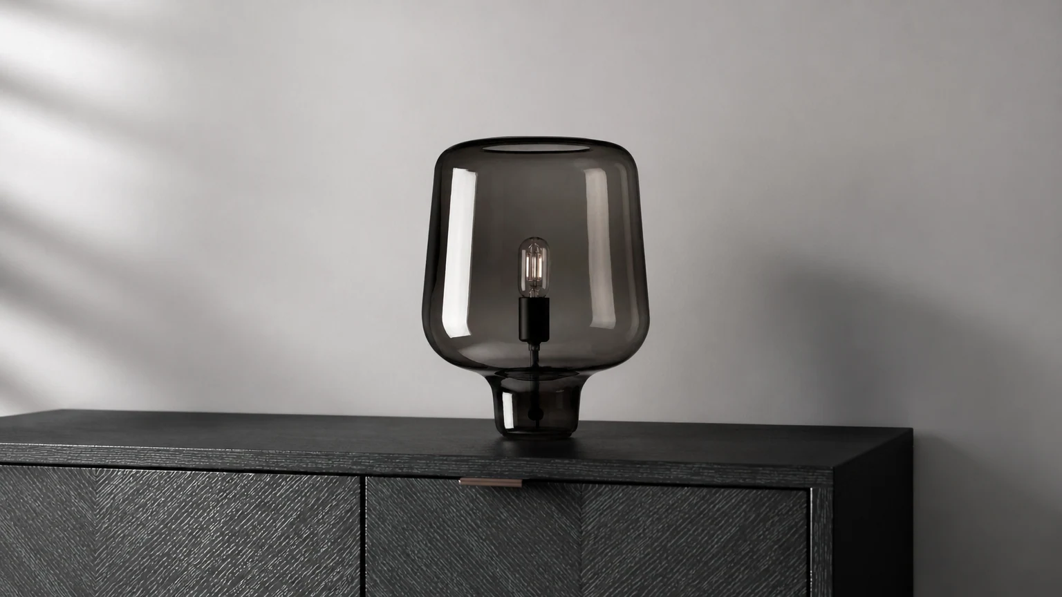 Lampa stołowa ze szklaną kopułą M323 pokazana w ciepłym pomieszczeniu