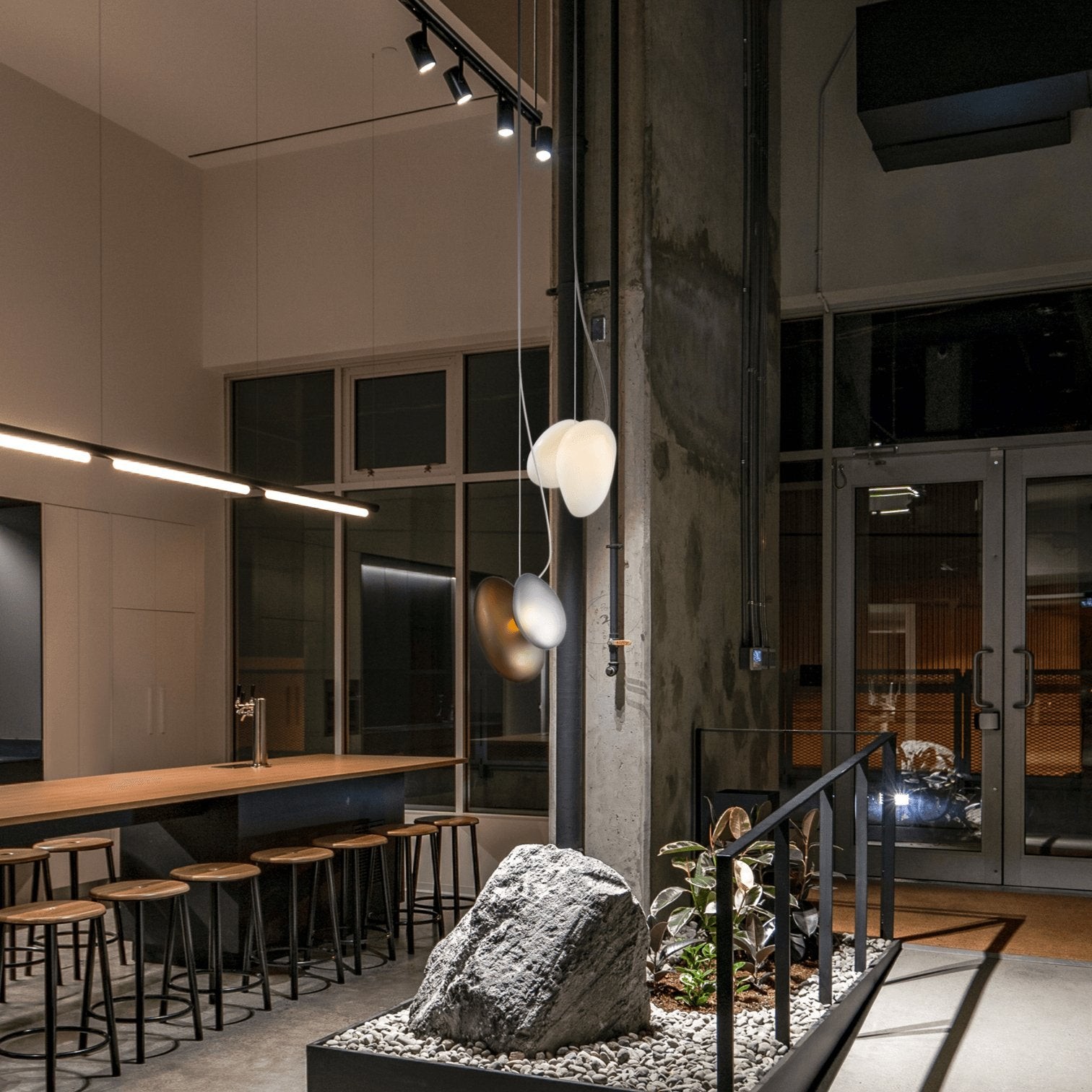 Lampa wisząca M318 w ciemniejszym wnętrzu architektonicznym