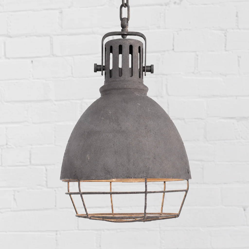 Zbliżenie na klosz i wykończenie lampy wiszącej Tagabo z jasnego metalu