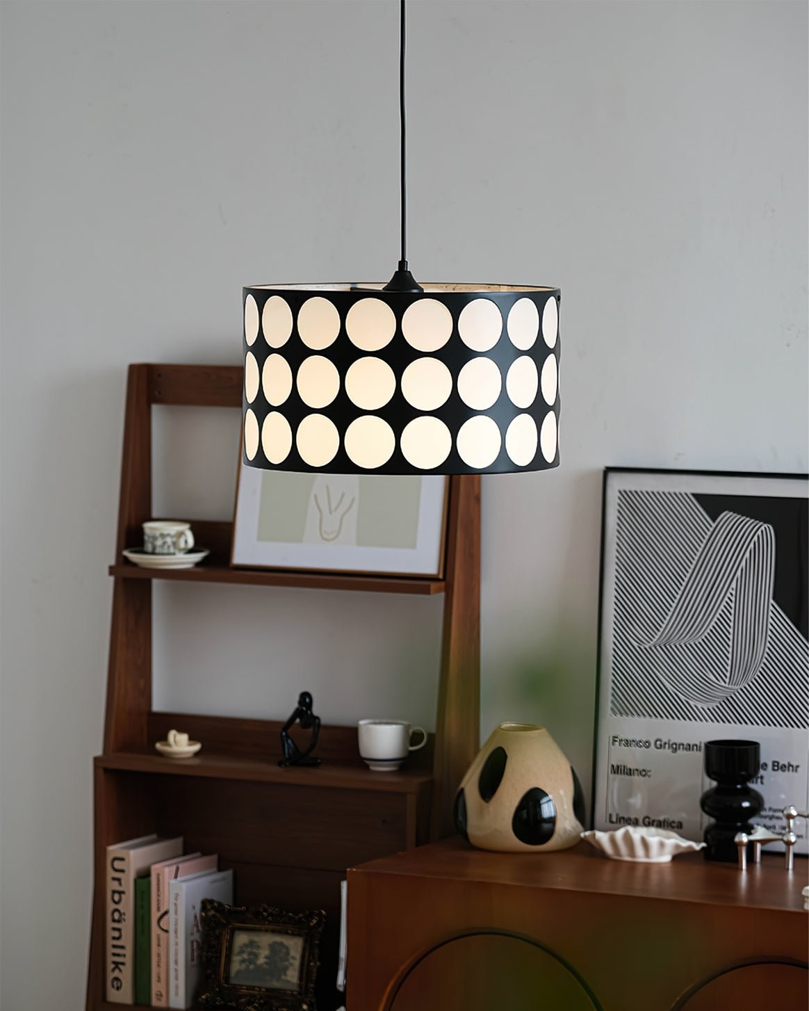 Podświetlana lampa wisząca w kropki nad szafką