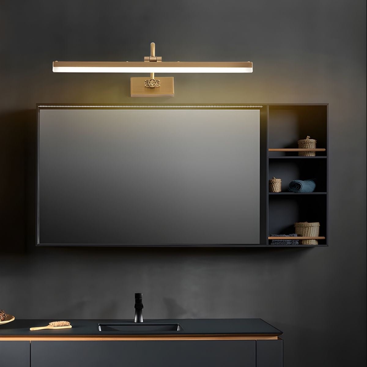 Wandleuchte im Geweih-Design über einem dunklen Spiegelschrank