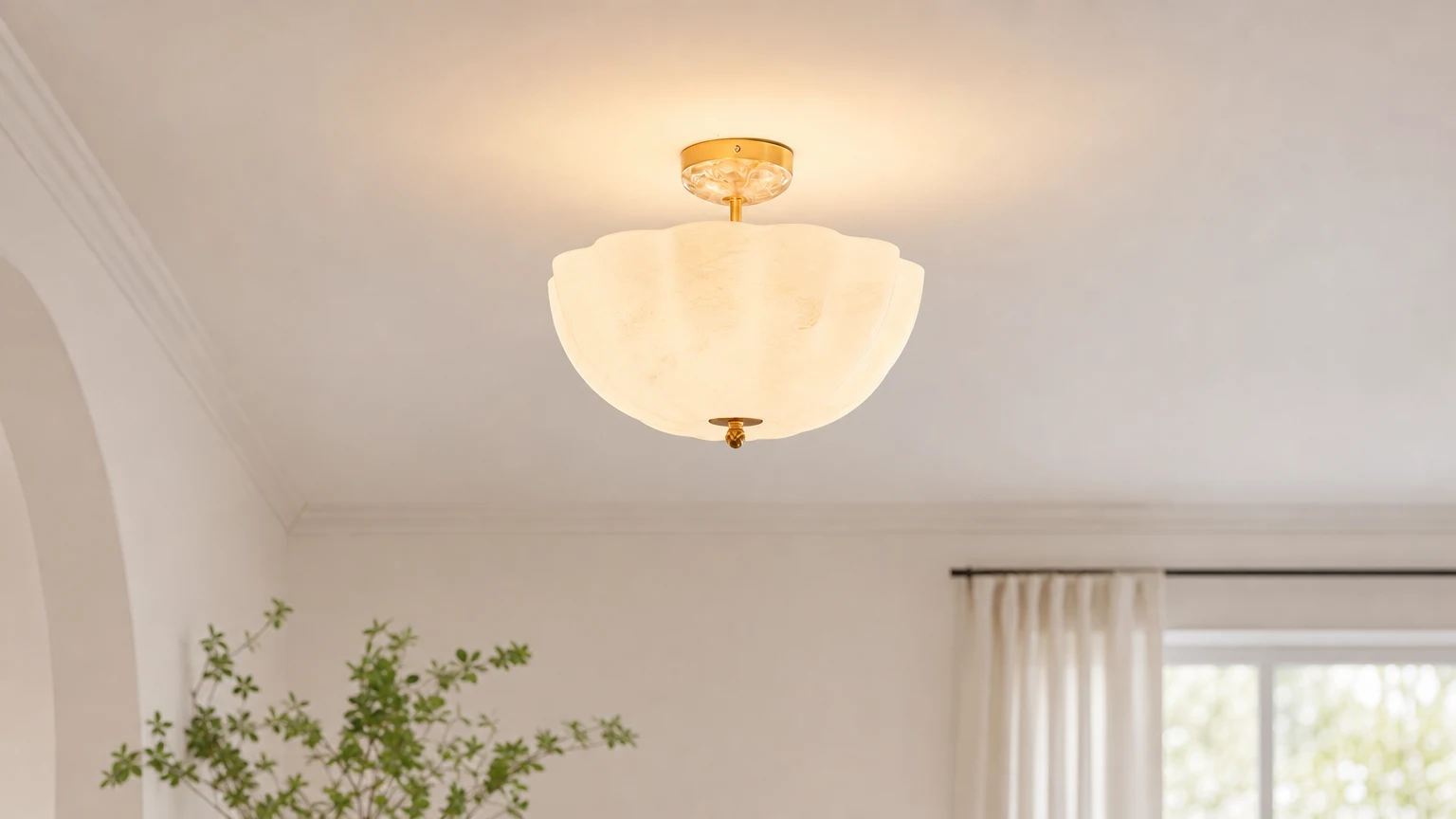 Melkehvit glassblomsttaklampe P001 installert i et varmt interiørmiljø