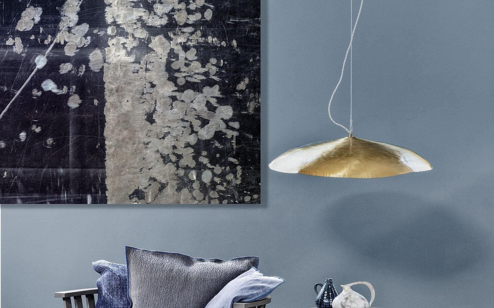 Mosiężna lampa wisząca do aranżacji salonu