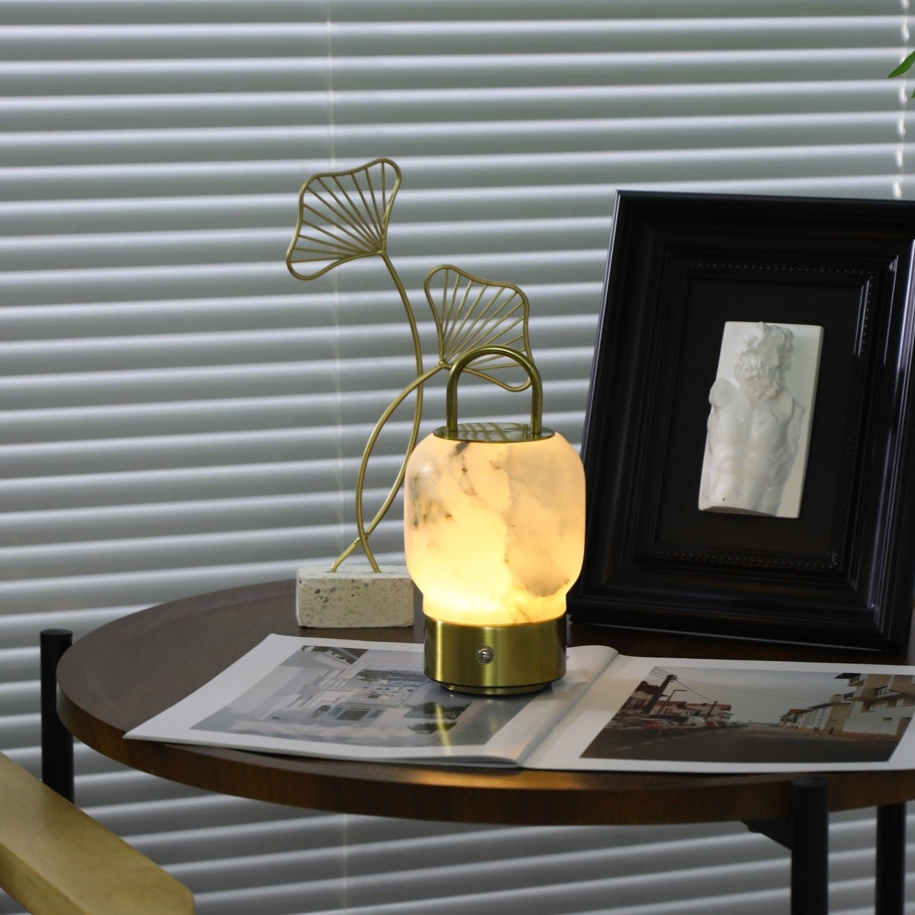 Lampa D397 świeci w scenie wnętrza miękkiego blatu