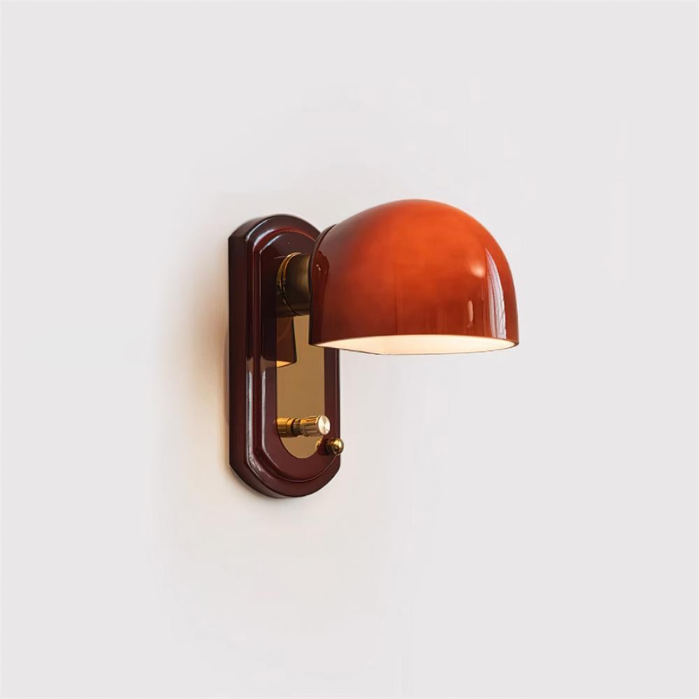 Vinklet visning av den retro halvsirkelformede vegglampen med glassskjerm P038