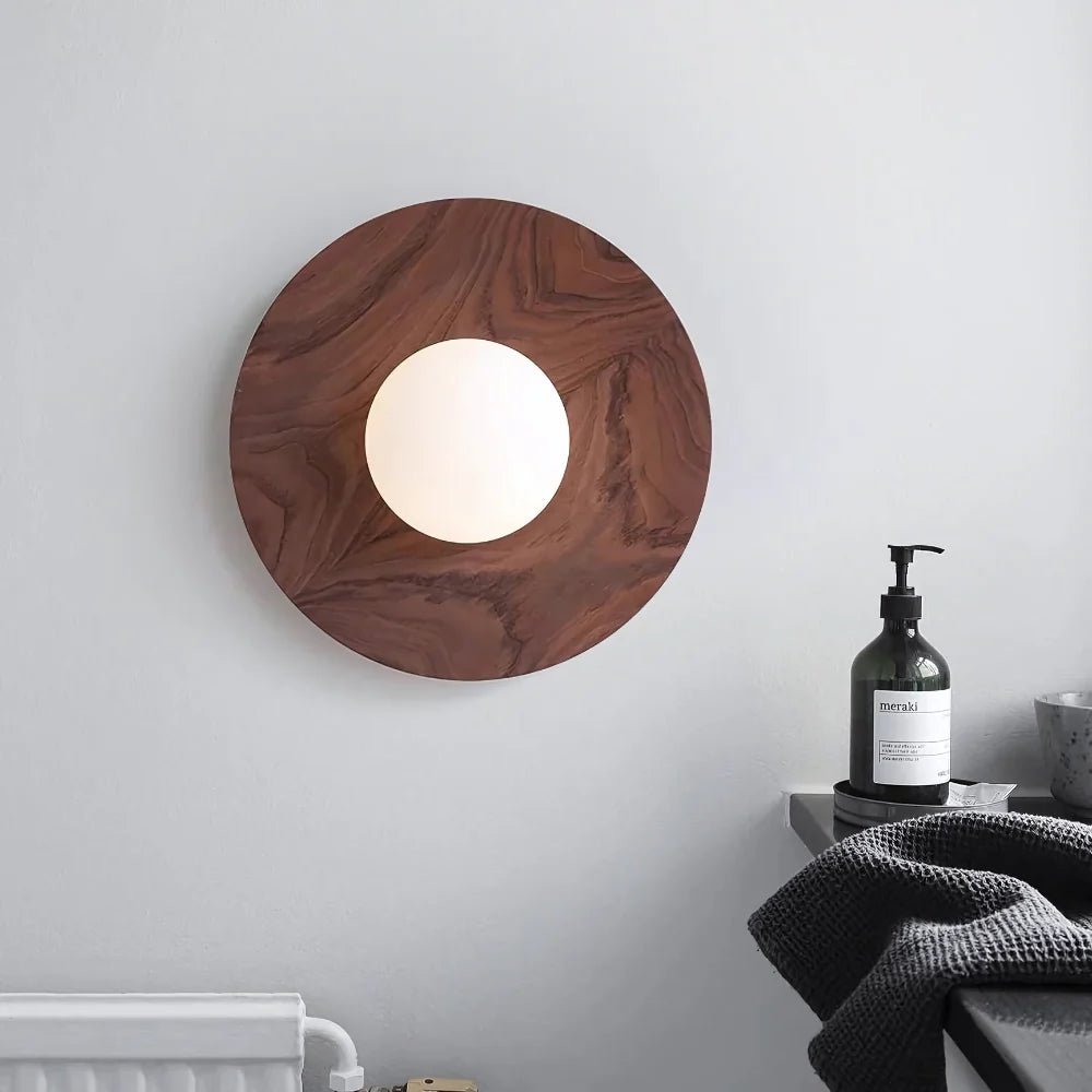 Lámpara de madera Black Walnut Serenity instalada en un ambiente interior estilizado.