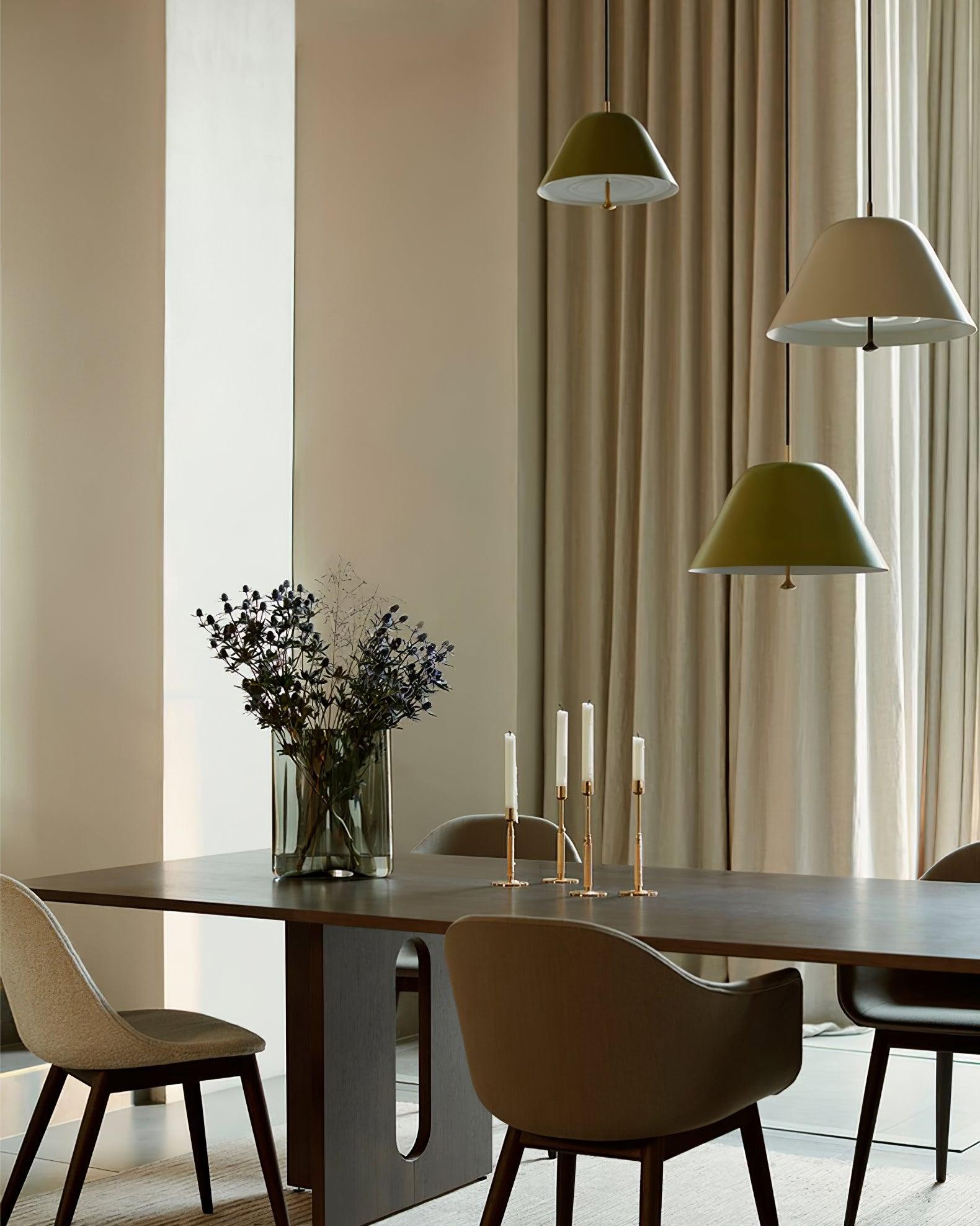 Wiele metalowych lamp wiszących Gruszka M246 wisi w ciepłej jadalni