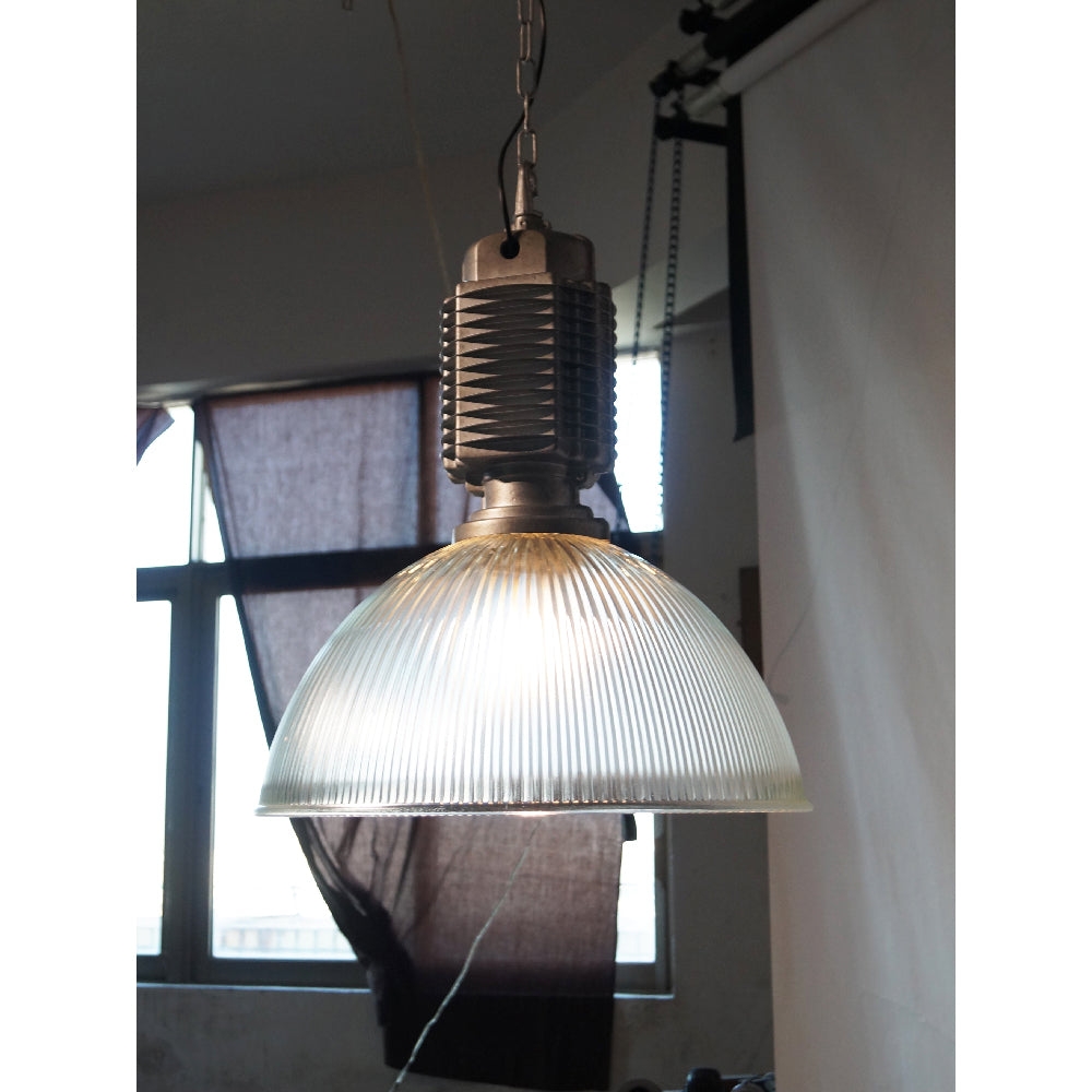 Lampa wisząca Lobay zainstalowana w pomieszczeniu z tłem okna