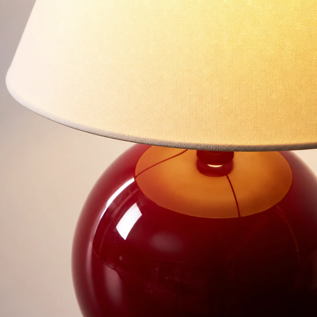Zbliżenie materiałów lampy stołowej Red Nanu