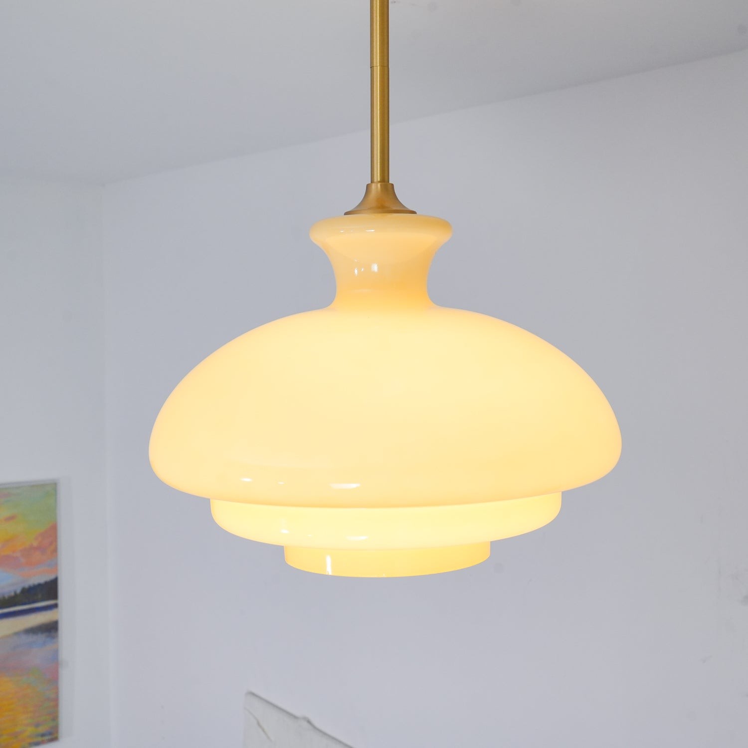 Podświetlana okrągła żółta lampa wisząca w rogu pokoju
