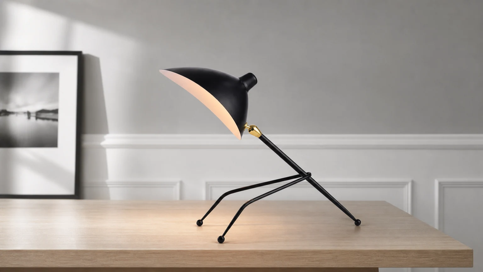 Svart stativ skrivbordslampa S172 i en skrivbordsmiljö
