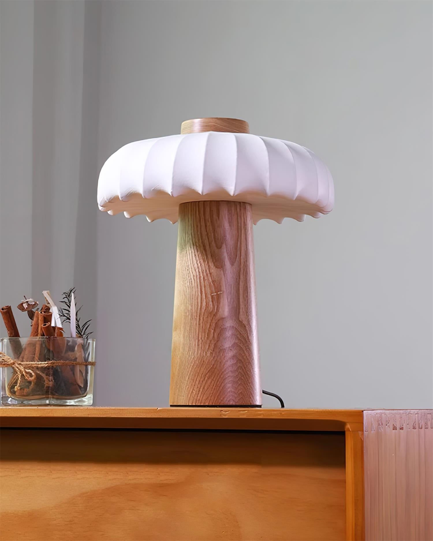 Lampa stołowa Juego z jasnego drewna pokazana z niższego kąta