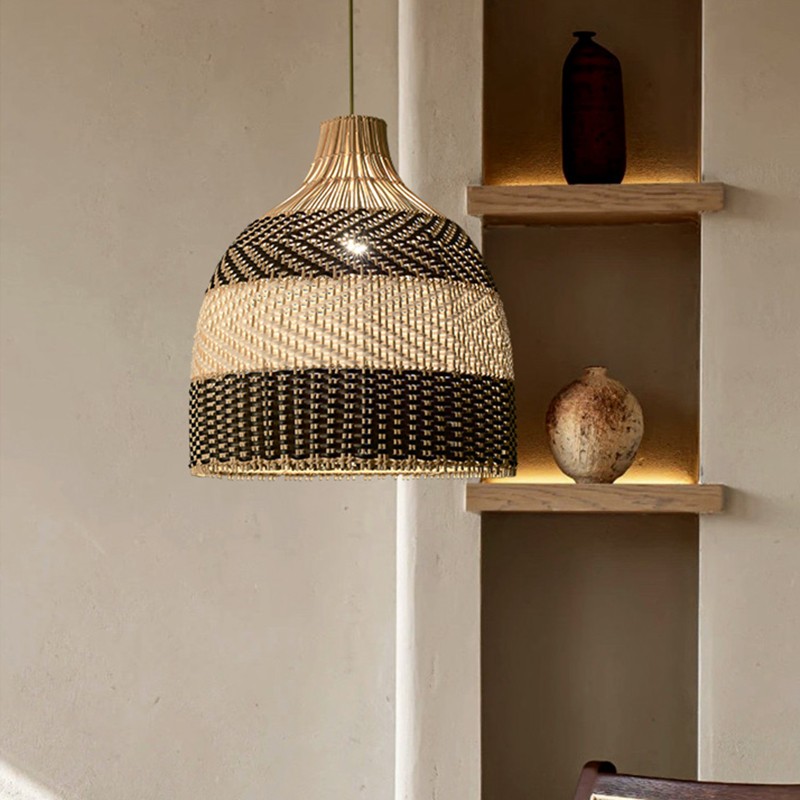 Lampadario a sospensione in rattan a righe nere e naturali per un angolo interno.